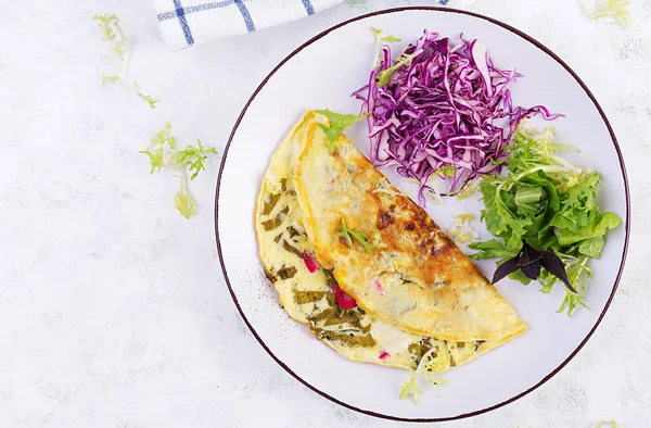 Ketogeen Dieet Ontbijt Omelet Met Zuring Verse Salade Bovenaanzicht Kopieer — Stockfoto