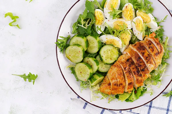 Izgara Tavuk Eti Haşlanmış Yumurta Salatalık Salatası Sağlıklı Keto Ketojenik — Stok fotoğraf