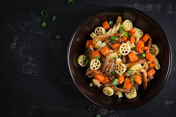 无蘑菇和南瓜的罗勒面团在黑暗的背景下 素食素食素食意大利菜顶部视图 — 图库照片