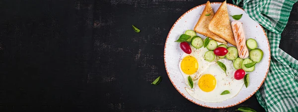 Англійські Яйця Ковбаса Огірок Тости Американська Їжа Верхній Вид Банер — стокове фото