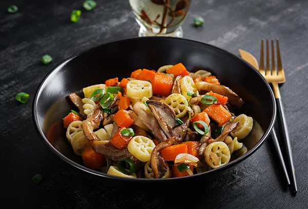 Rotelle Pasta Sin Gluten Con Champiñones Calabaza Sobre Fondo Oscuro —  Fotos de Stock