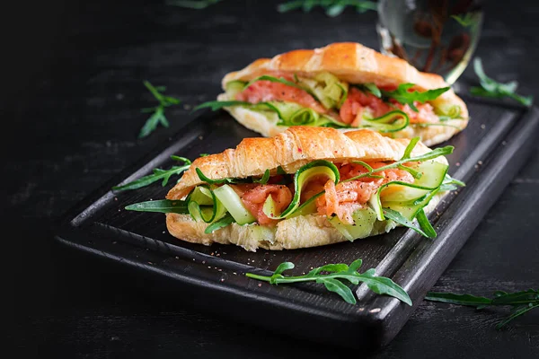 Croissanty Soleným Lososem Okurkou Rukolou Podávané Tmavém Pozadí Zavřít — Stock fotografie