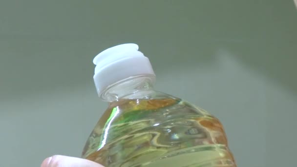 Tient Une Bouteille Huile Tournesol Main Vidéo De Stock