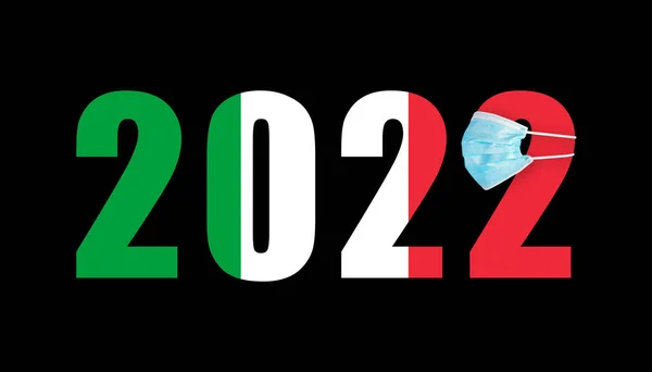 Covidのマスクの2022番号を背景にイタリアの国旗 — ストック写真