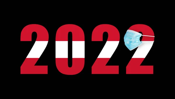 Covidのマスク中の2022の数を背景にしたオーストリアの旗 — ストック写真