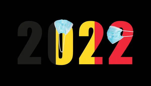 ベルギーの国旗は 2022年の数字を背景にコヴィトからのマスク — ストック写真