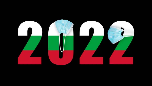 保加利亚国旗背景下的数字2022年的面具从Covid — 图库照片