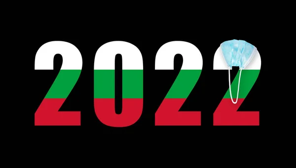 保加利亚国旗背景下的数字2022年的面具从Covid — 图库照片