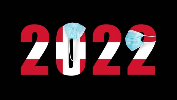 丹麦国旗背景下的数字2022年的面具从鳕鱼 — 图库照片