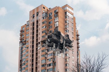 Rus işgalciler Kyiv 'in bombalanmasından sonra Kyiv' de yıkım, Mart 2022