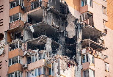 Rus işgalciler Kyiv 'in bombalanmasından sonra Kyiv' de yıkım, Mart 2022