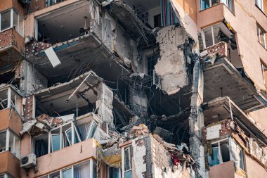 Rus işgalciler Kyiv 'in bombalanmasından sonra Kyiv' de yıkım, Mart 2022