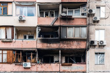 Rus işgalciler Kyiv 'in bombalanmasından sonra Kyiv' de yıkım, Mart 2022