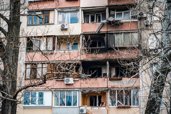 Rus işgalciler Kyiv 'in bombalanmasından sonra Kyiv' de yıkım, Mart 2022