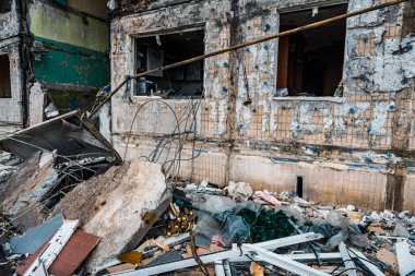 Rus işgalciler Kyiv 'in bombalanmasından sonra Kyiv' de yıkım, Mart 2022
