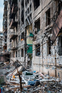 Rus işgalciler Kyiv 'in bombalanmasından sonra Kyiv' de yıkım, Mart 2022