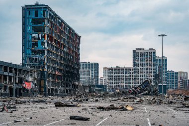 Rus işgalciler Kyiv 'in bombalanmasından sonra Kyiv' de yıkım, Mart 2022