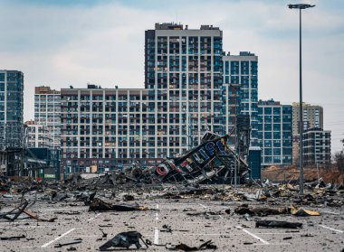 Rus işgalciler Kyiv 'in bombalanmasından sonra Kyiv' de yıkım, Mart 2022