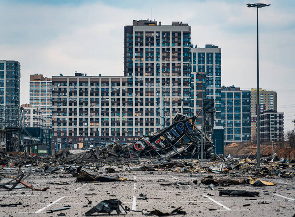 Разрушение в Киеве после обстрела русских оккупантов, Киев, март 2022 года