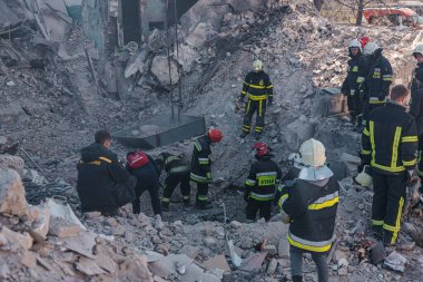 BORODIANKA, KYIV REGION, UKRAine - Mart 2022. Kurtarma ekipleri konut binalarının yıkıntıları üzerinde çalışıyor..