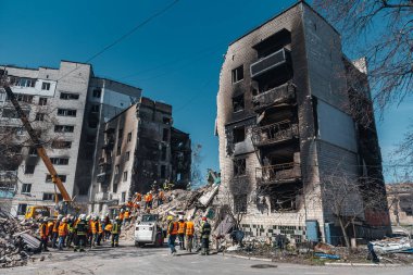 BORODIANKA, KYIV REGION, UKRAine - Mart 2022. Kurtarma ekipleri konut binalarının yıkıntıları üzerinde çalışıyor..