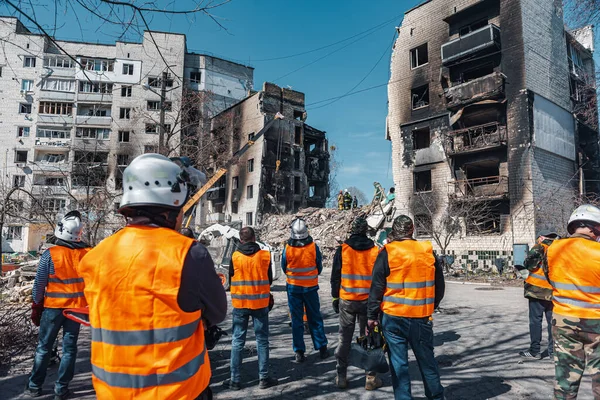 BORODIANKA, KYIV REGION, UKRAine - Mart 2022. Kurtarma ekipleri konut binalarının yıkıntıları üzerinde çalışıyor..