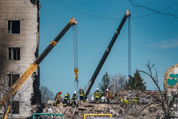 BORODIANKA, KYIV REGION, UKRAine - Mart 2022. Kurtarma ekipleri konut binalarının yıkıntıları üzerinde çalışıyor..