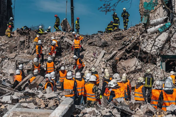 Borodianka Kyiv Region Ukraine 2022年3月 救助者は住宅の瓦礫の上で働いています — ストック写真