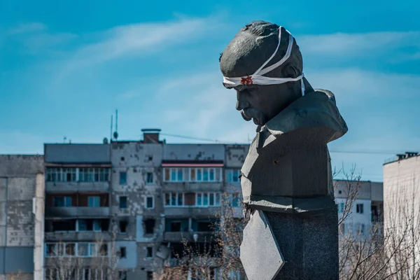 BORODIANKA, KYIV REGION, UKRAine - Mart 2022. Shevchenko anıtı Rus işgalciler tarafından vuruldu..