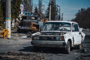 KYIV REGION, UKRAINE - Mart 2022. Savaş sırasında askeri ve sivil araçlar yok edildi..