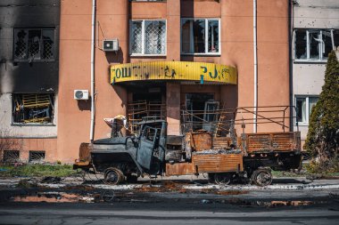 KYIV REGION, UKRAINE - Mart 2022. Savaş sırasında askeri ve sivil araçlar yok edildi..