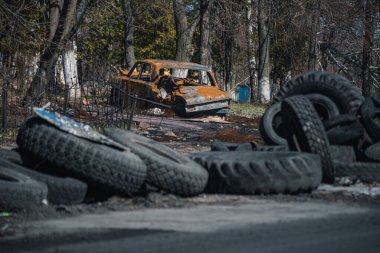 KYIV REGION, UKRAINE - Mart 2022. Savaş sırasında askeri ve sivil araçlar yok edildi..