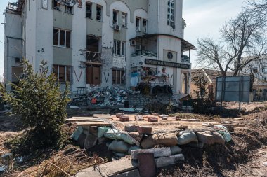 KYIV REGION, UKRAINE - Mart 2022. Rus işgalciler tarafından yıkılan sivil binalar..