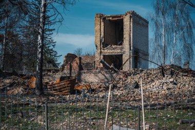 KYIV REGION, UKRAINE - Mart 2022. Rus işgalciler tarafından yıkılan sivil binalar..