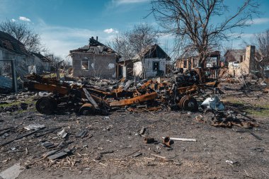 KYIV REGION, UKRAINE - Mart 2022. Savaş sırasında askeri ve sivil araçlar yok edildi..