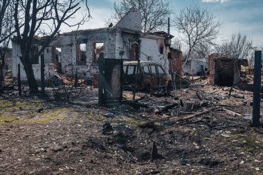 KYIV REGION, UKRAINE - Mart 2022. Rus işgalciler tarafından yıkılan sivil binalar..
