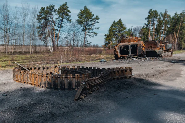 KYIV REGION, UKRAINE - Mart 2022. Savaş sırasında askeri ve sivil araçlar yok edildi..