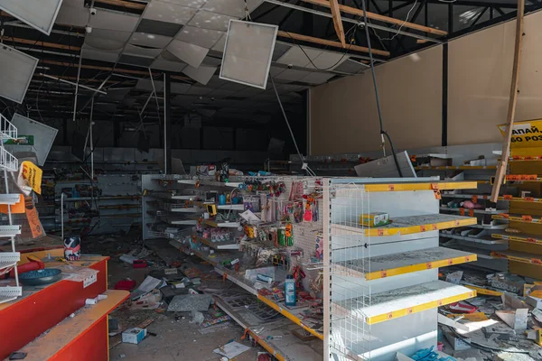 KYIV REGION, UKRAINE - Mart 2022. Dükkan Rus işgalciler tarafından yok edildi..