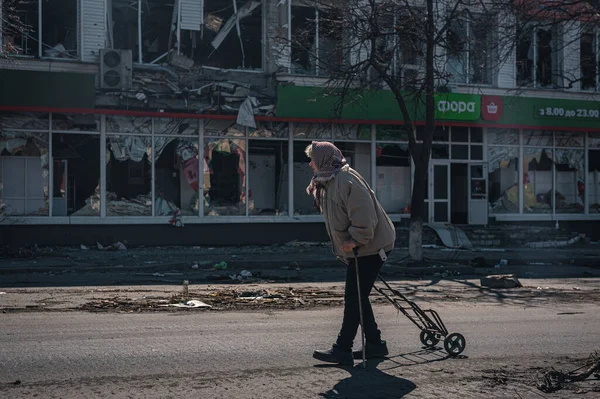 Borodianka Región Kyiv Ucrania Marzo 2022 Una Anciana Camina Por —  Fotos de Stock