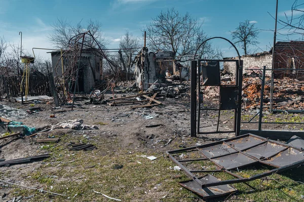 KYIV REGION, UKRAINE - Mart 2022. Rus işgalciler tarafından yıkılan sivil binalar..