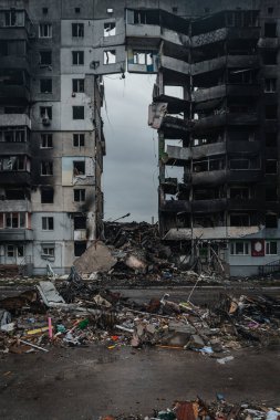 BORODIANKA, KYIV REGION, UKRAINE - Nisan 2022. Rus işgalciler tarafından yıkılan sivil binalar..