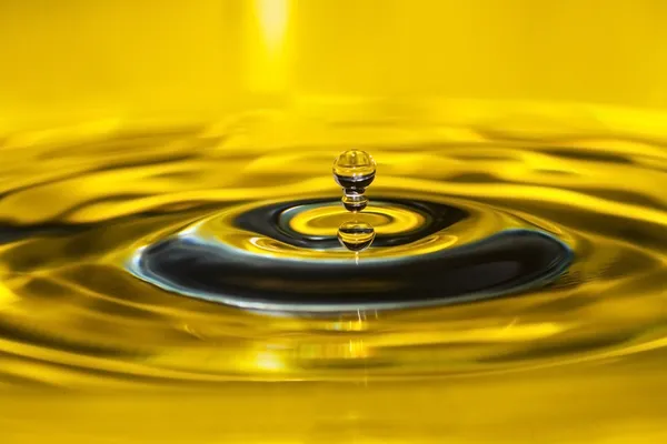 Gold drop — Stock Photo, Image