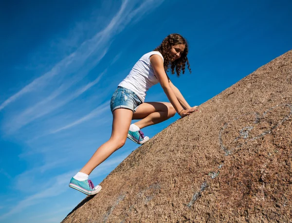 年轻的女孩爬上这座山 — 图库照片