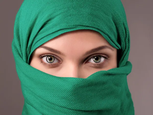 Νεαρή γυναίκα σε ένα hijab — Φωτογραφία Αρχείου