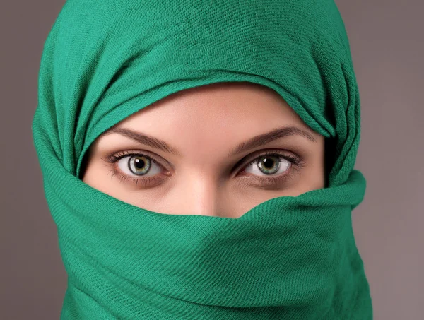 Νεαρή γυναίκα σε ένα hijab — Φωτογραφία Αρχείου