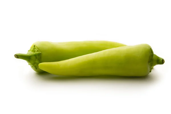 Groene paprika op witte achtergrond — Stockfoto