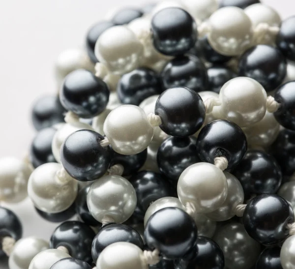 黒と白の真珠の文字列 — ストック写真