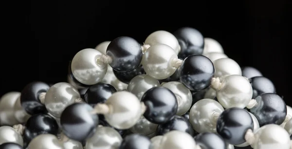 String of black and white pearls — Stock Photo, Image