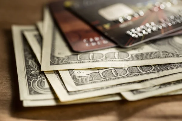 Cartões de crédito e dólares em dinheiro — Fotografia de Stock