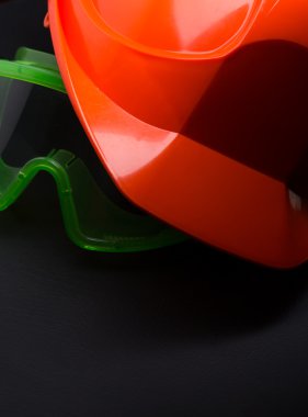 Kırmızı kask kulaklık ve gözlük